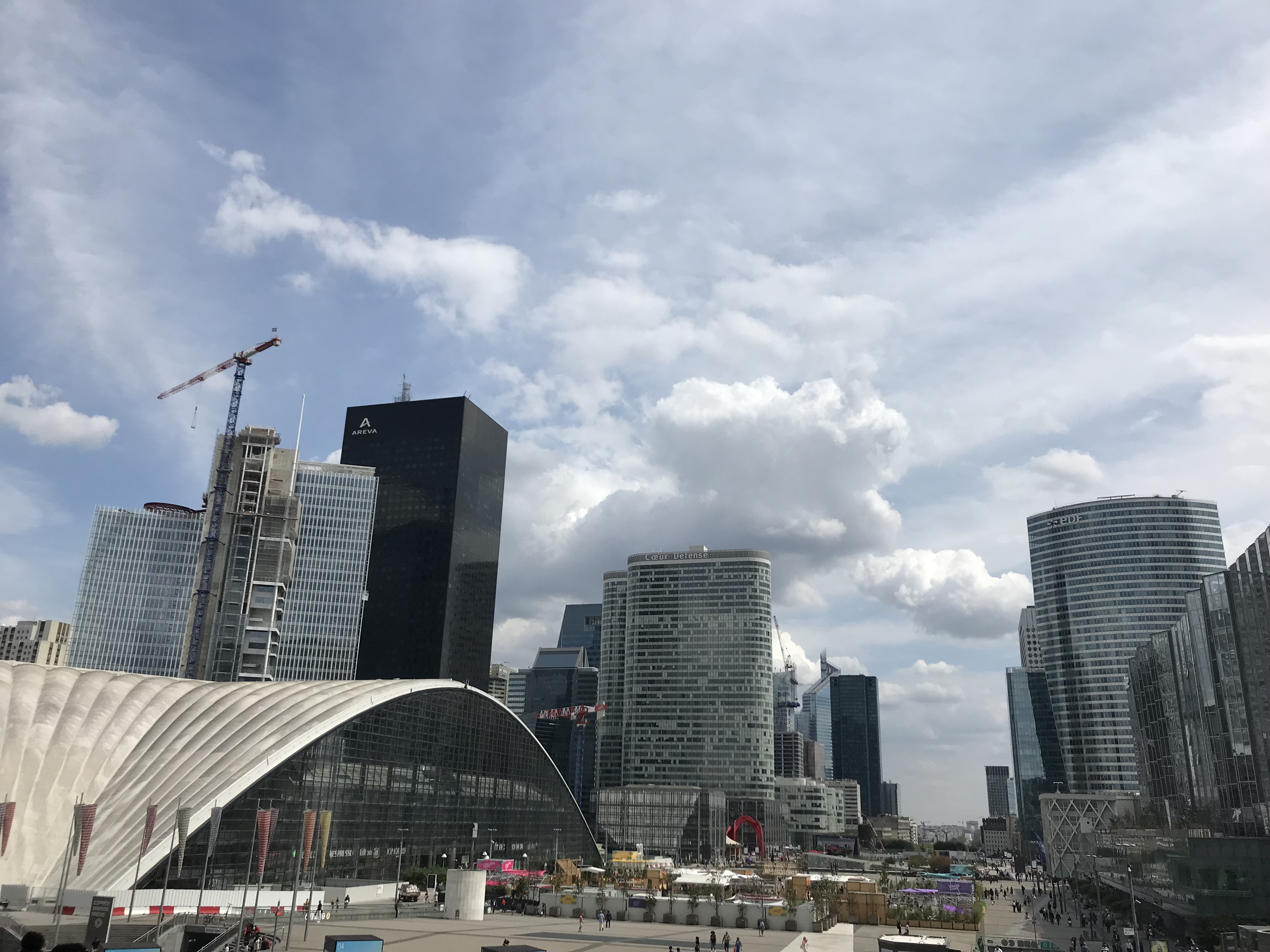 Esplanade de La Défense - Quartier des affaires de Paris - Août 2019 Crédits photo Swann Bigot