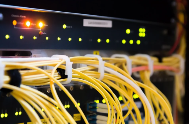 Panneau de serveur informatique - Source Pixabay